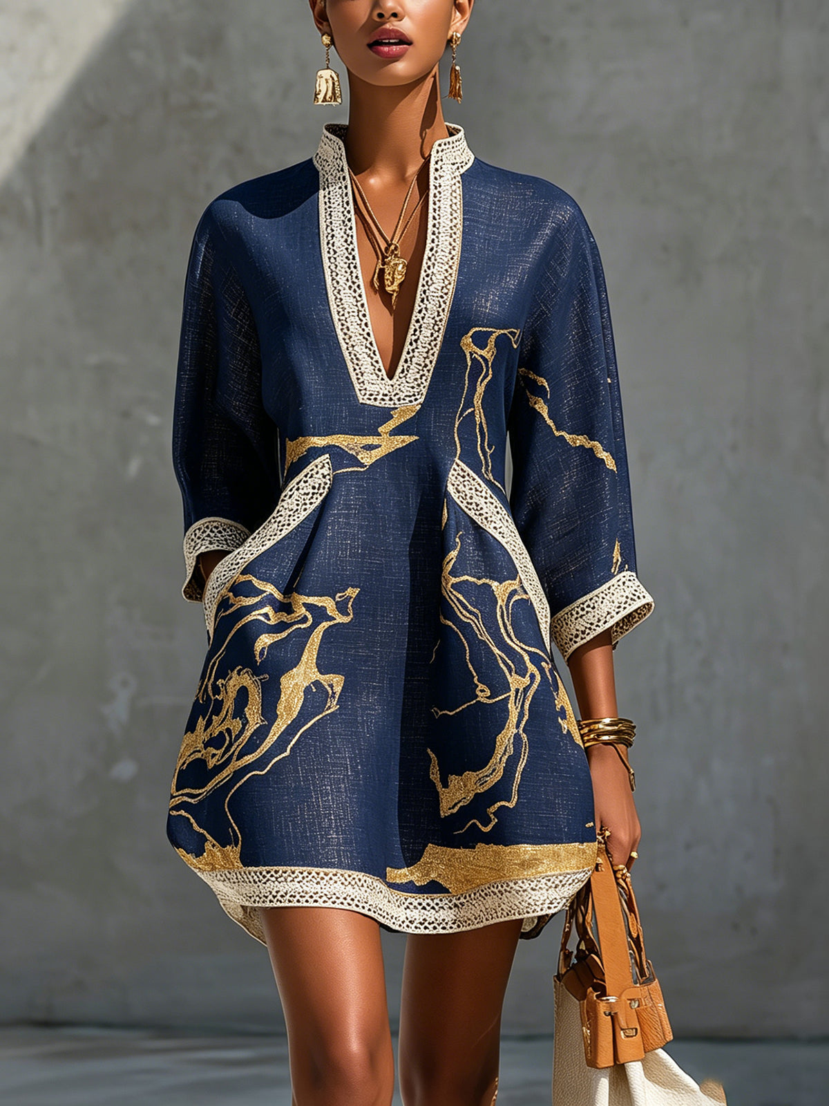 Ana Fernandez Sevilla - Vestido Astrée corto escote en V, azul marino y dorado