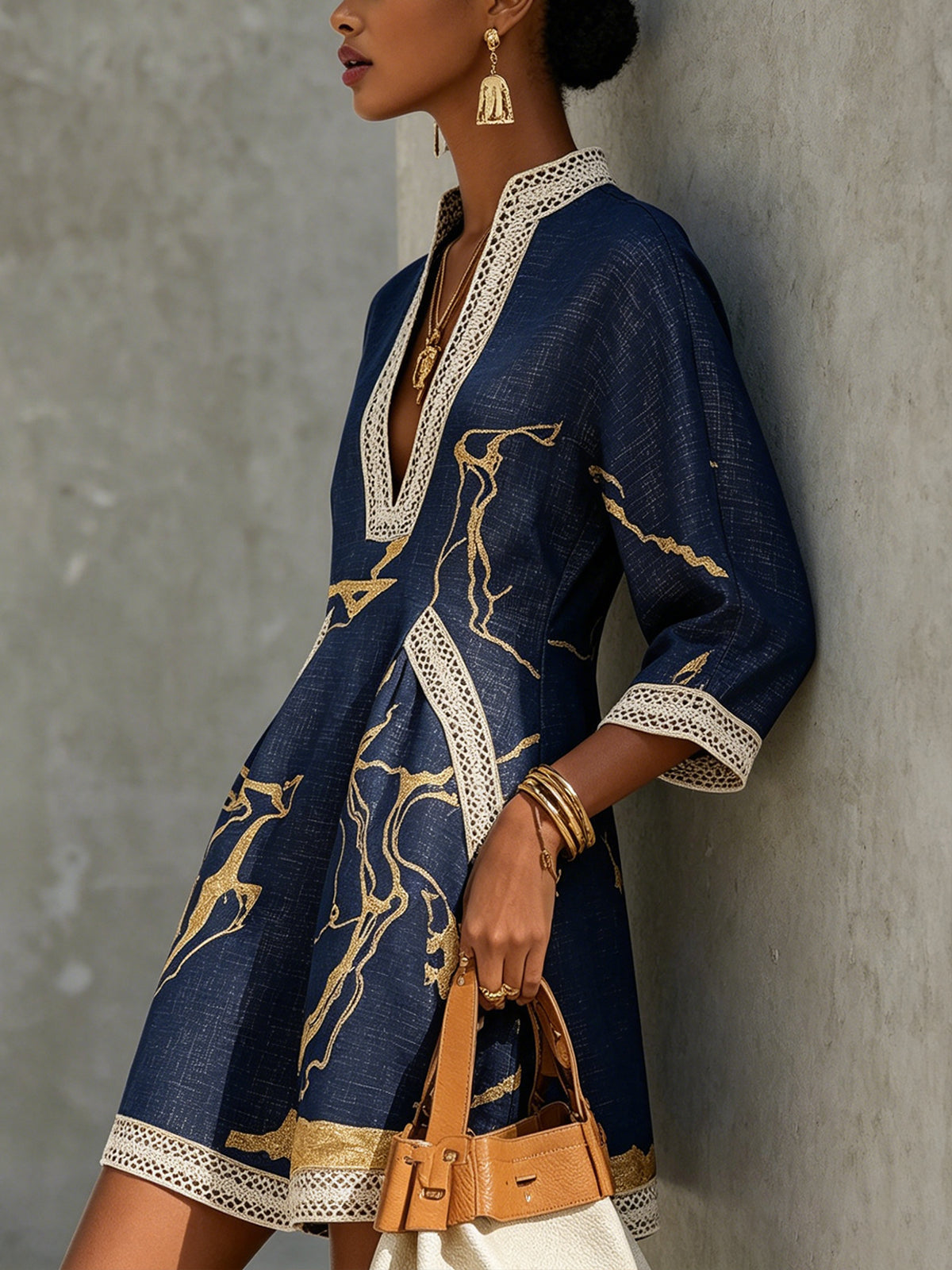 Ana Fernandez Sevilla - Vestido Astrée corto escote en V, azul marino y dorado, detalle