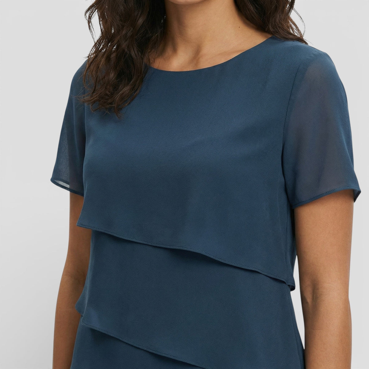 Inmaculada | Vestido Midi con Volantes en Capas